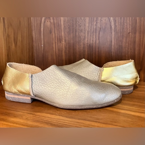 EUC Rare U-Dot Asymmetric Metallic Leather Slip-On Flats 7 Matte & Glossy Gold - Picture 3 of 16